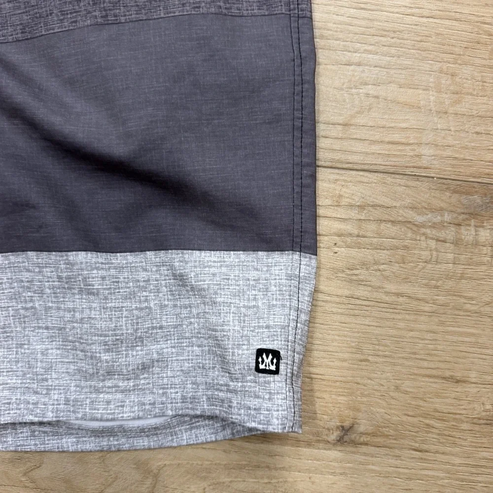 Micros Hybrid Shorts Men's Size 30 Gray Black Colorblock Stretch Board Shorts